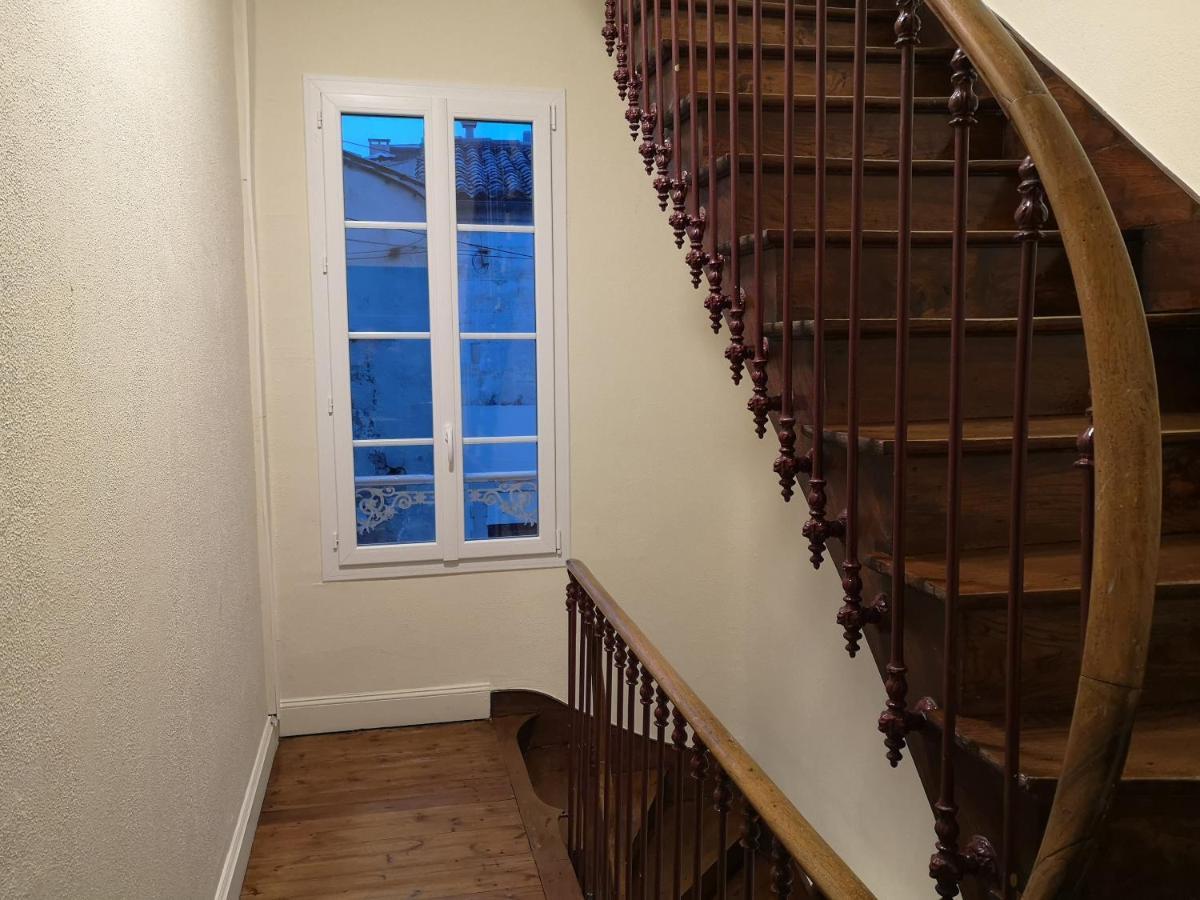 T2 Avec Verriere Situe En Hyper Centre Avec Wifi, Linge, Draps, Savons Et Serviettes Fournis Cognac Bagian luar foto